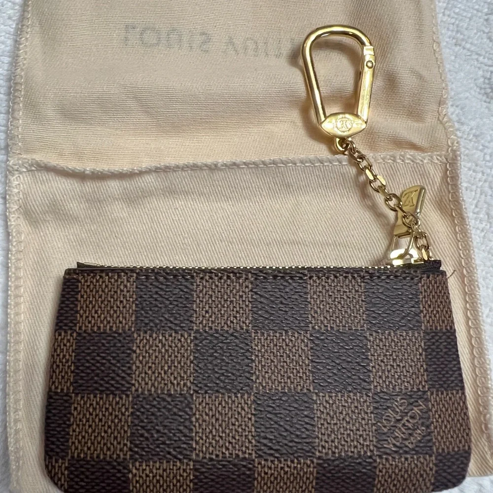 Authentic Louis Vuitton key/pouch with papers/ dust bag/box - Picture 6 of 8